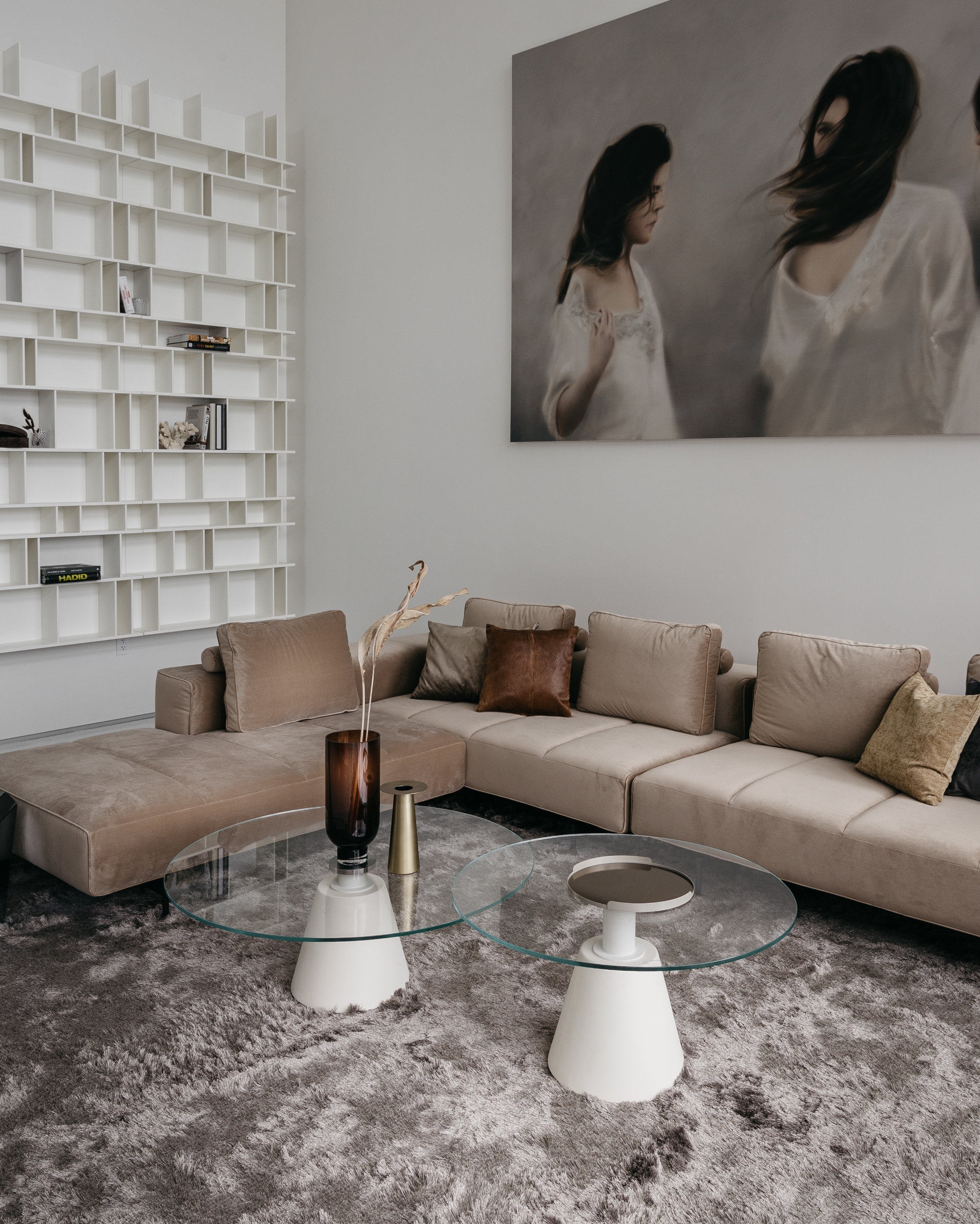 Throughout the villa’s different spaces, low-lying furniture was chosen to allow in light and ensure clear sightlines. Corner sofas Hampton and Amsterdam, here in velvety fabrics, communicate elegance as well as comfort