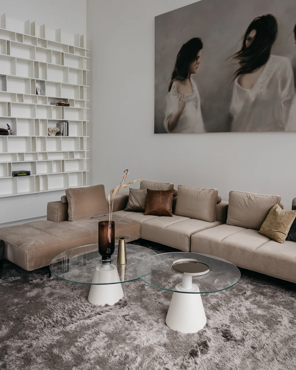 Throughout the villa’s different spaces, low-lying furniture was chosen to allow in light and ensure clear sightlines. Corner sofas Hampton and Amsterdam, here in velvety fabrics, communicate elegance as well as comfort