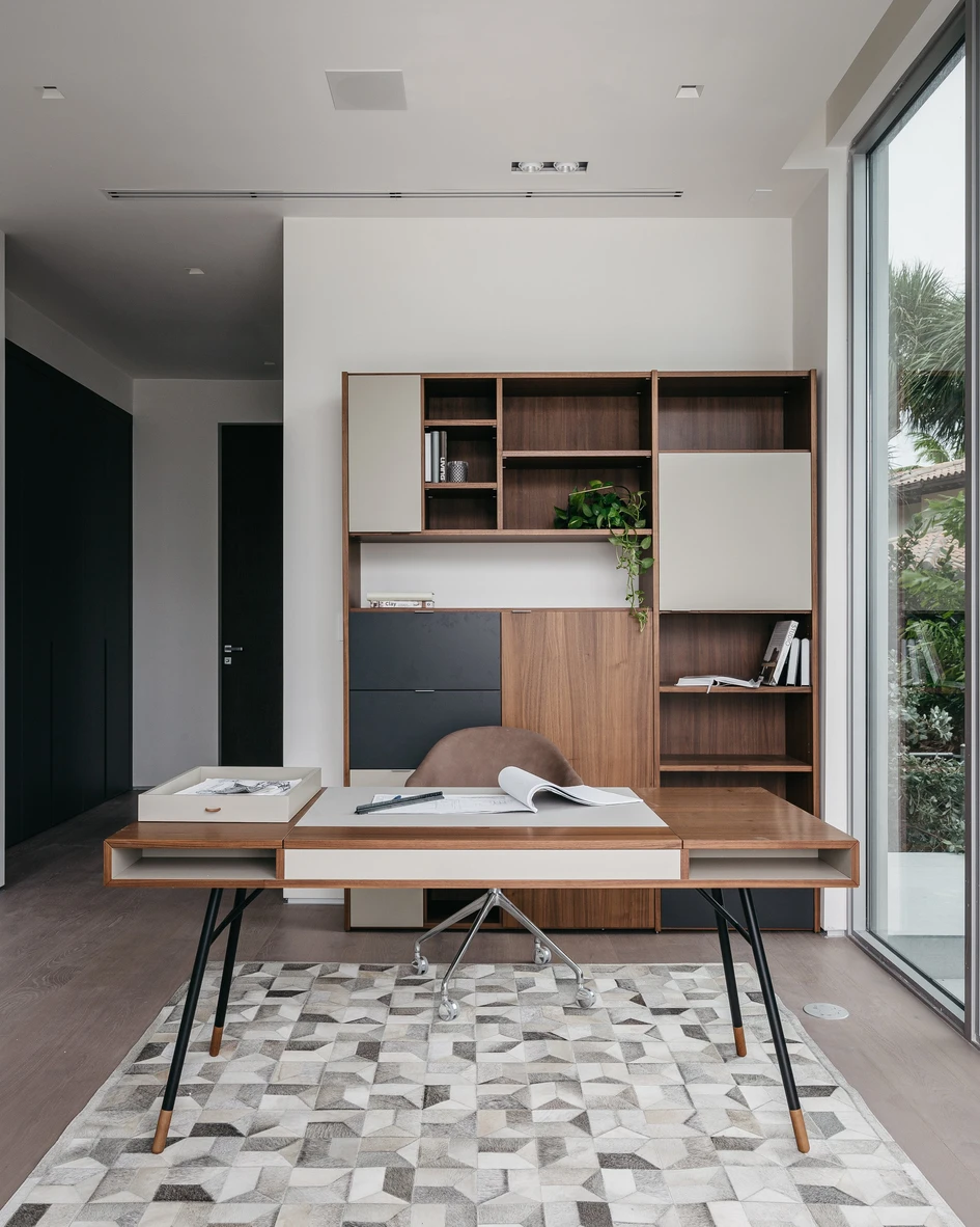 With materials such as wood and leather, and soft textiles in brown and grey hues, the house has a hospitable feel. A lot can be expressed with just a few signature pieces – such as the Imola swivel chair and the Cupertino executive desk