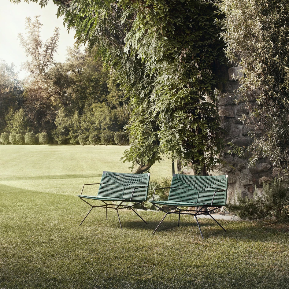 The Neil Twist armchair features a braided rope seat and backrest that can be specified in bold colours to stand out in parks and gardens. Photo: © Thomas Pagani