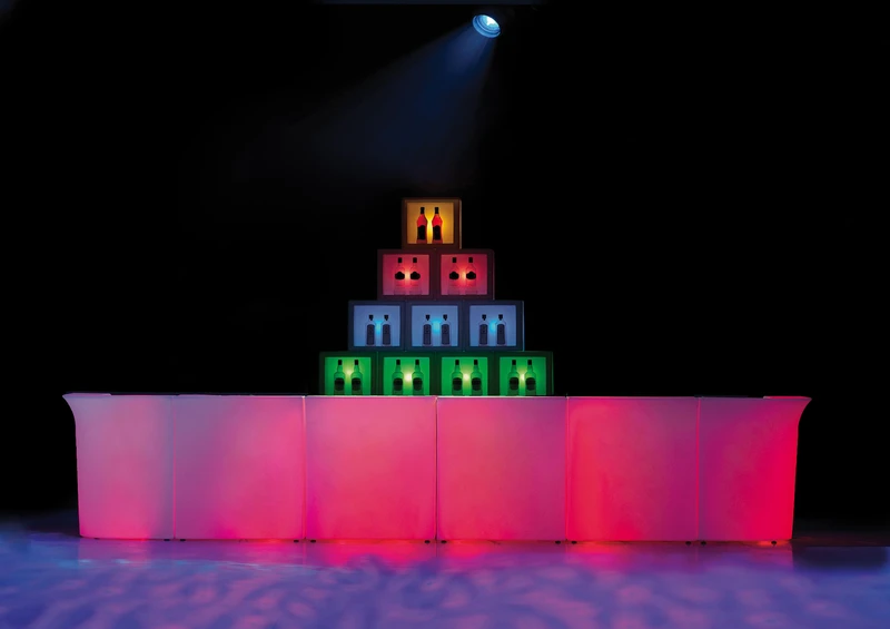 Die schlichten Bars der Luminous Counter-Familie von Slide ziehen Gäste mit ihrer Leuchtkraft an. Und die einstellbaren Lichtfarben helfen, die richtige Stimmung für eine Veranstaltung zu schaffen