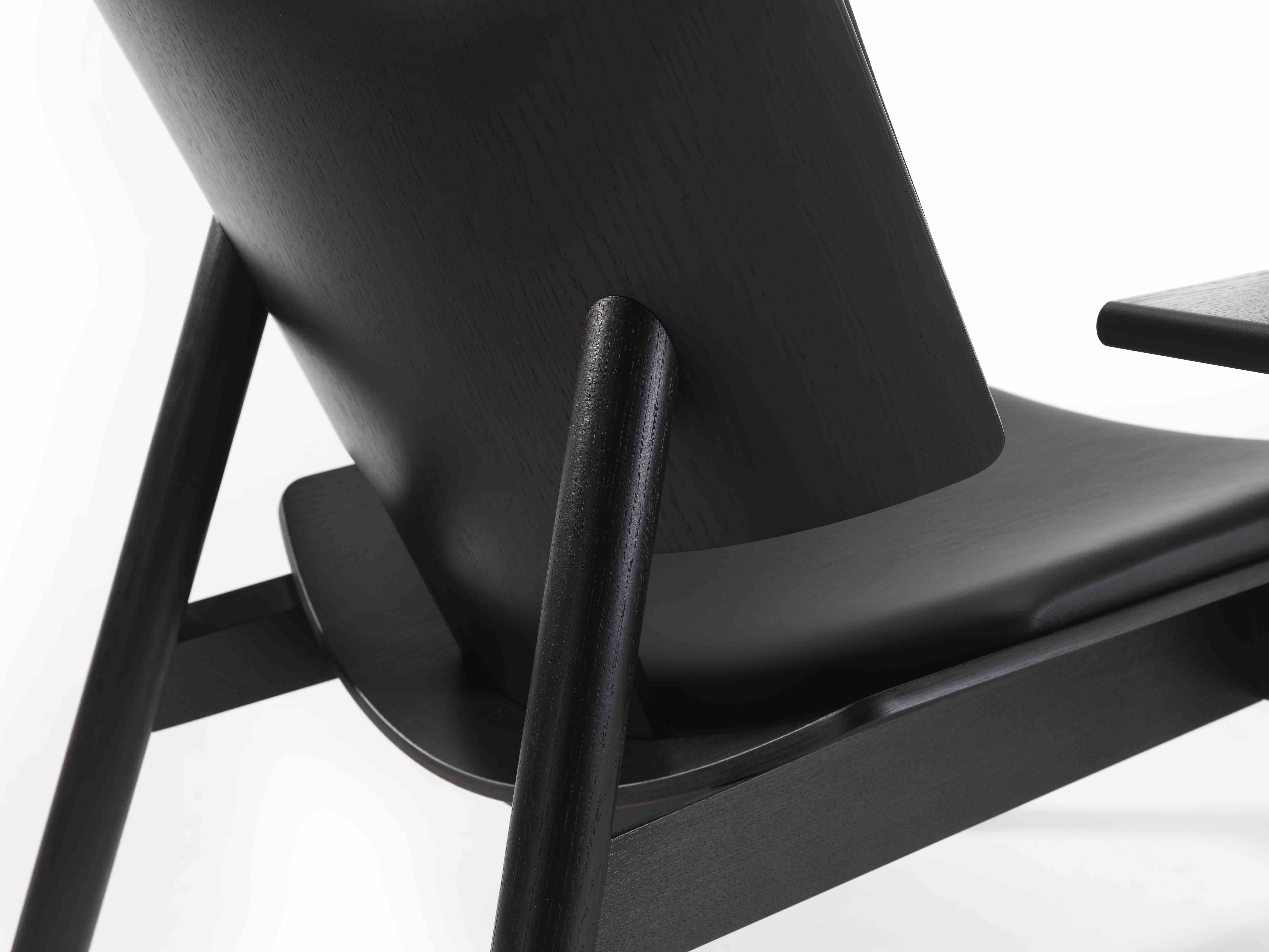 Like the Stabellö chair, the low Conte lounger is based on a typical wooden construction from the Alpine region, where the backrest is inserted into a recess in the seat