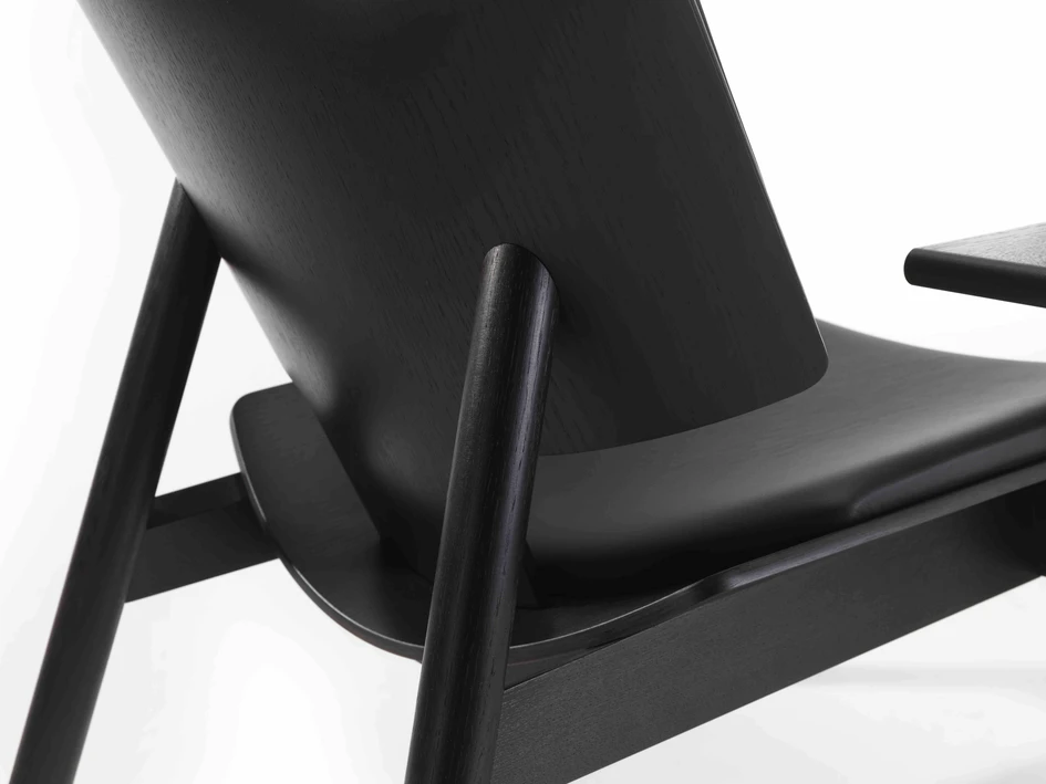 Like the Stabellö chair, the low Conte lounger is based on a typical wooden construction from the Alpine region, where the backrest is inserted into a recess in the seat