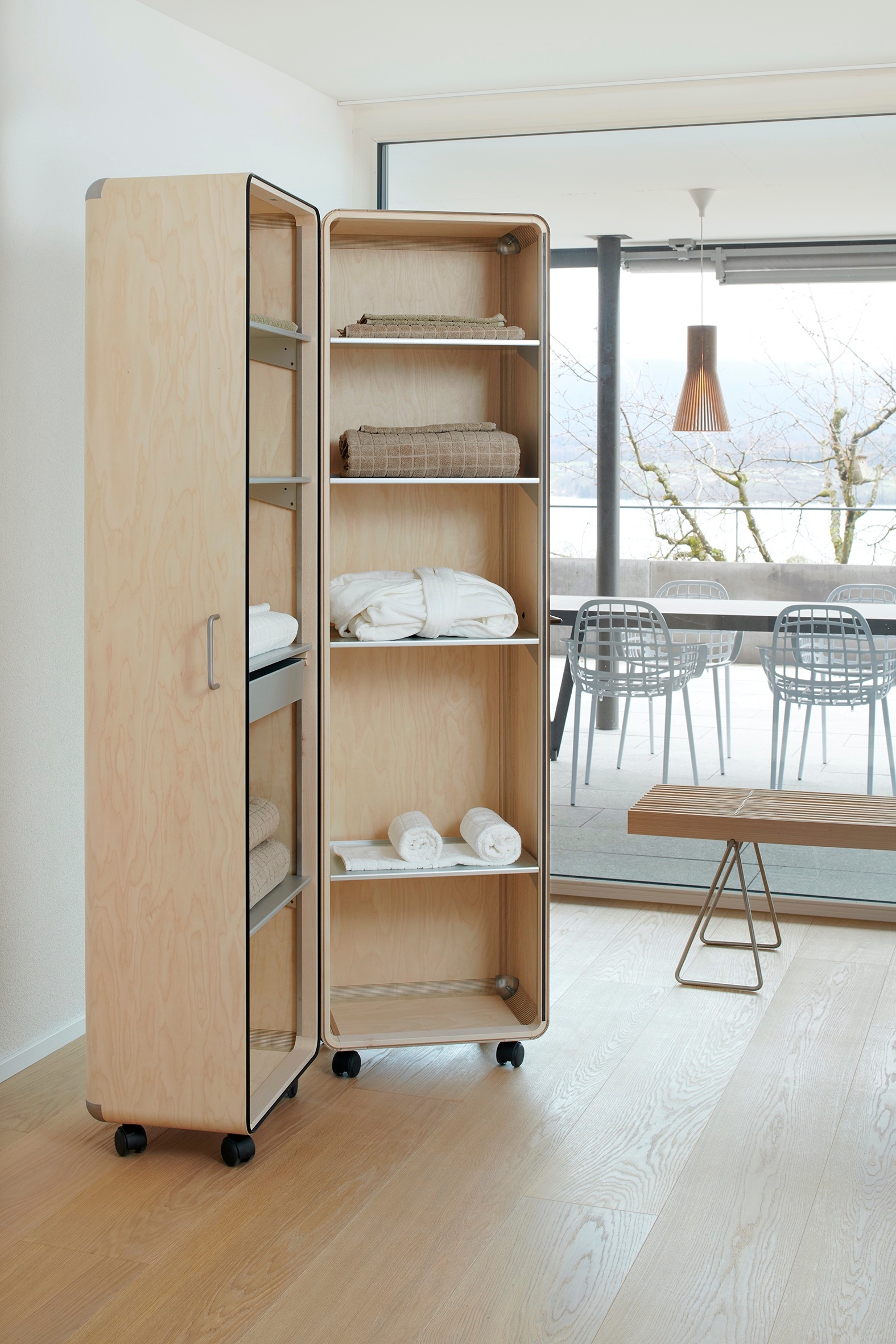 With Shell by Ubald Klug, Röthlisberger can fully exploit the potential of its machinery. The cabinet, which has won several design awards, is made of two sheets of aircraft plywood 