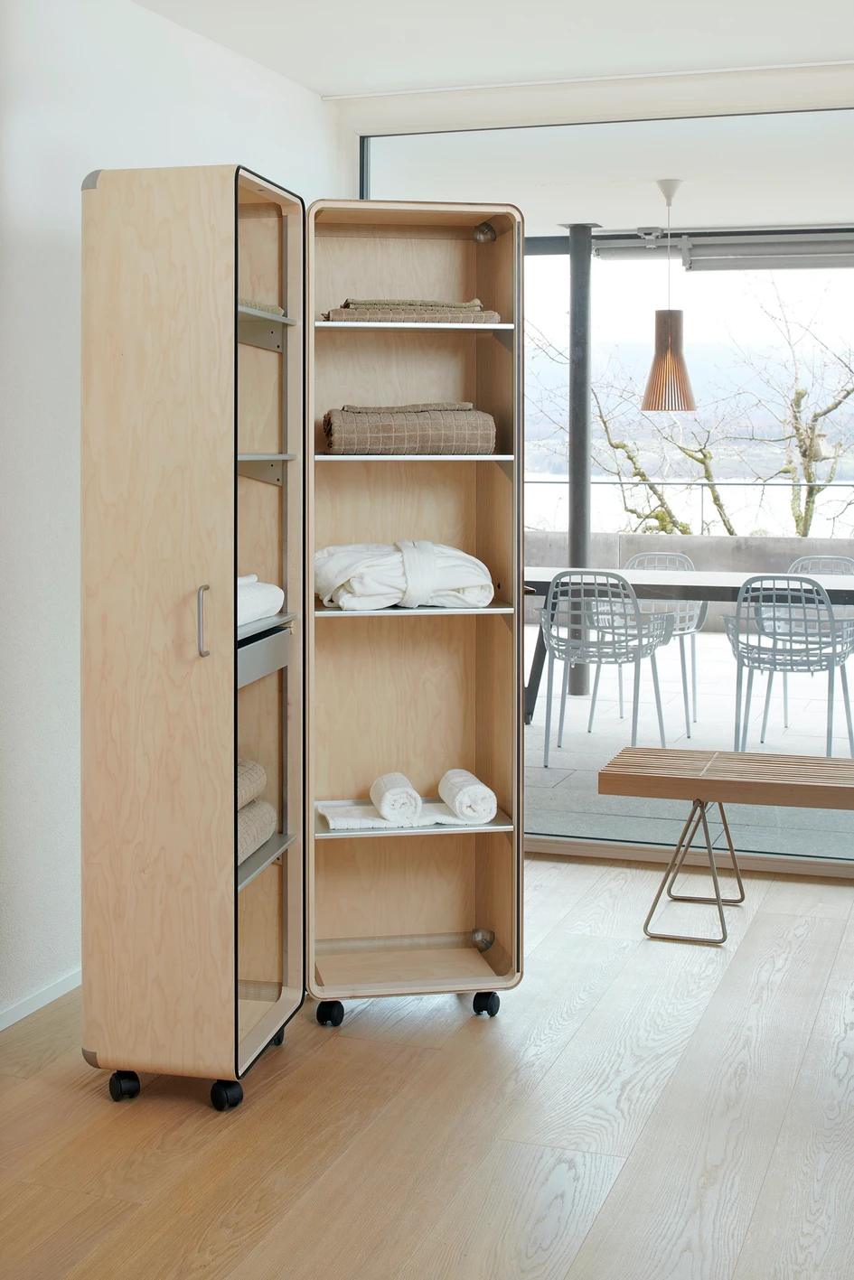 With Shell by Ubald Klug, Röthlisberger can fully exploit the potential of its machinery. The cabinet, which has won several design awards, is made of two sheets of aircraft plywood