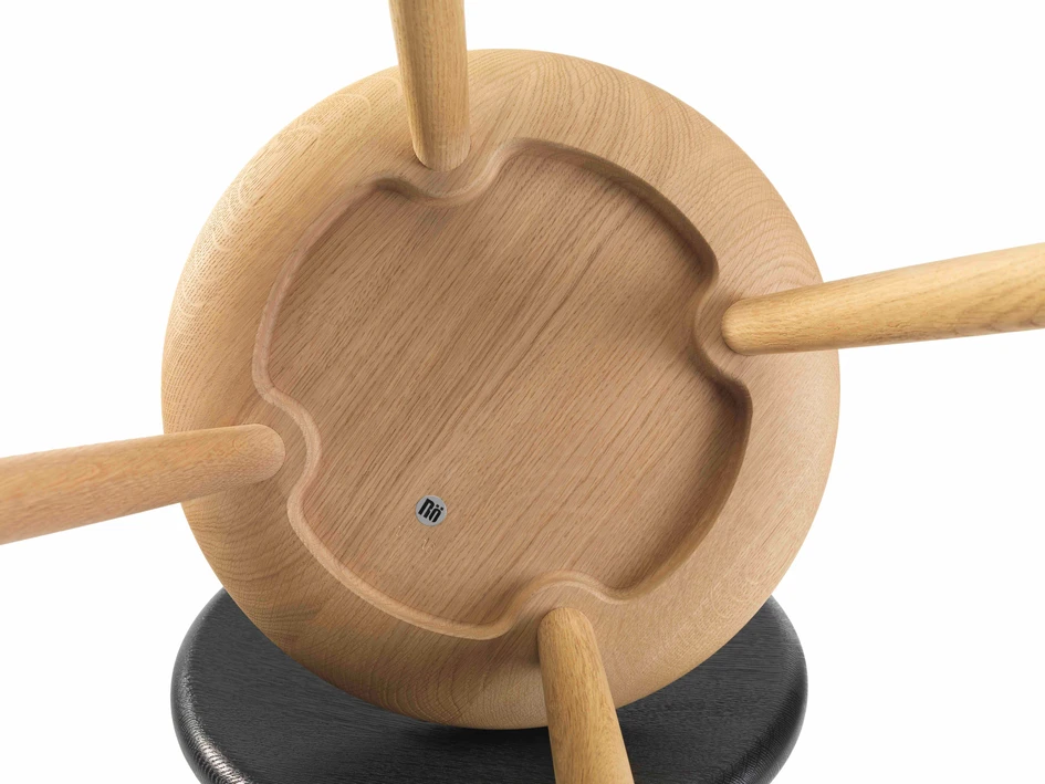 Many of Röthlisberger's pieces of furniture are characters. In the case of Stabellö, Tomoko Azumi has replaced the recess in the backrest with two holes and slightly exaggerated the silhouette, giving the chairs the appearance of friendly companions