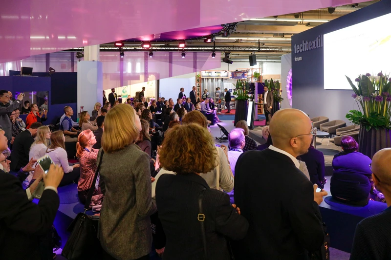 Physical meetings and direct exchanges are finally possible again at Techtextil. Picture: Lecture at the Techtextil Forum © Messe Frankfurt GmbH / Thomas-Fedra