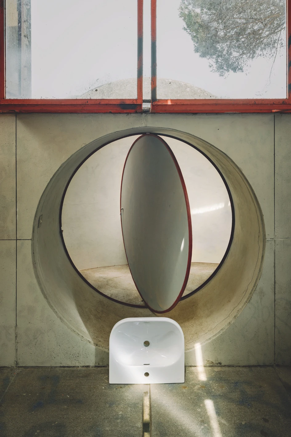 Washbasins in the LUA collection are generous, user-friendly but always elegant and understated. Photos: Oliver Helbig 