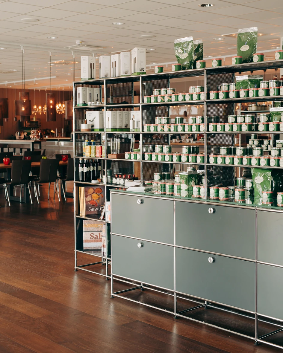 Das offene Hayloft von Loft Buro (oben, Mitte) kombiniert Texturen, Materialien und Oberflächen, und die Haller-Regale von USM sind ein Beispiel für offene und geschlossene Aufbewahrung. Fotos: Andrey Avdeenko (oben, Mitte)