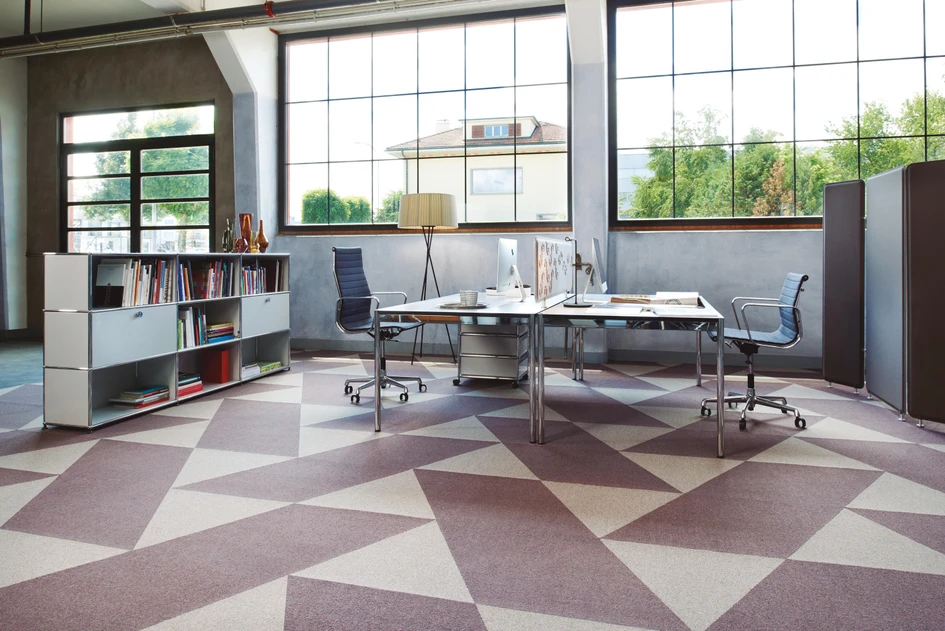 Die Mixtape-Wohnung kombiniert komplizierte antike Möbel mit modernen bunten Schiebetüren und geometrischen Teppichfliesen (oben) wie Rollerwool von Ruckstuhl (unten). Foto: Luis Díaz Díaz