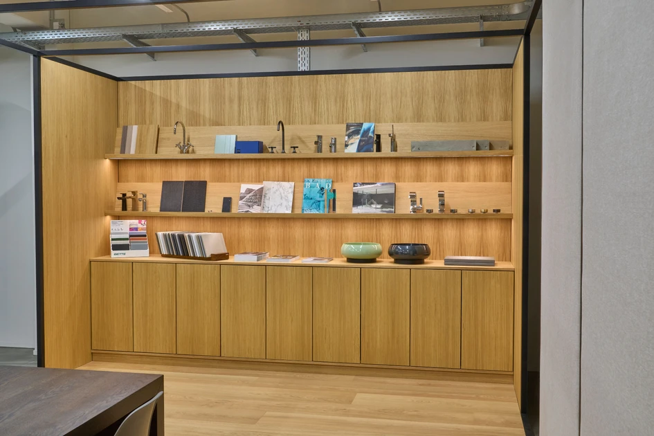 Customers and potential business partners can get a unique impression of Bette on site with the help of the architectural installations (top) as well as product and material libraries (middle, bottom)