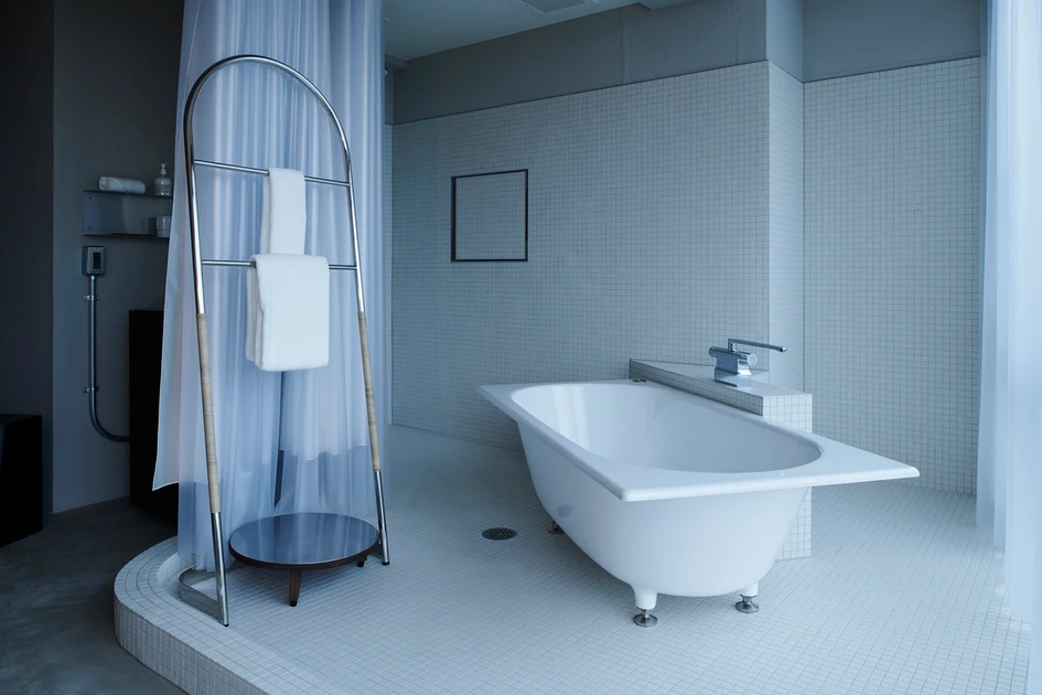 Eine schlanke, mit lichtdurchlässigen Vorhängen verdeckte Fassade (oben) lässt nur wenig Licht ins Innere des Korinkyo Hotels fallen: Die Suiten sind daher von einer sinnlichen Intimität mit wenig natürlichem Licht geprägt. Foto: Hiroki Kawata