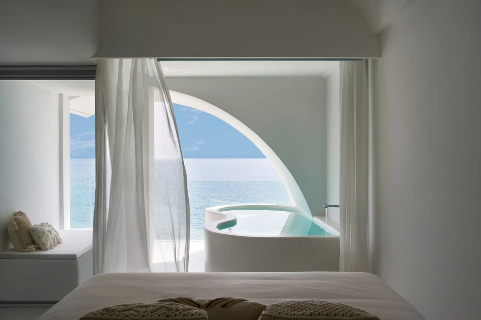 Die verschiedenen Badewannendesigns des Sumei Skyline Coast Hotels haben eines gemeinsam: Sie befinden sich an Orten, von denen aus man den besten Blick auf den Horizont hat, eingebettet in das Weiss der Hotelarchitektur. Fotos: Ao Xiang