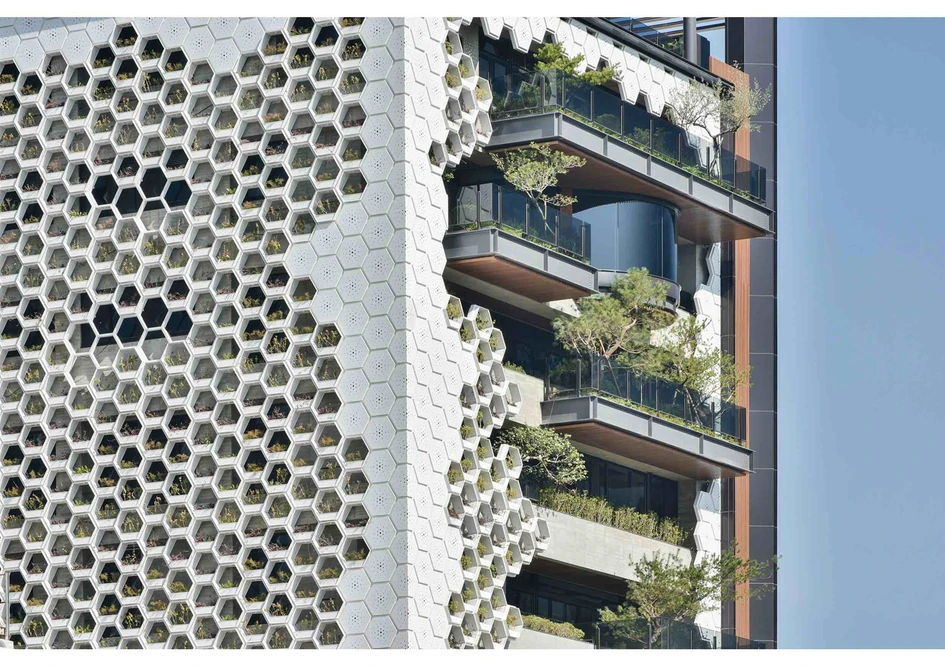 Top: Signa Development Selection has converted a historic department store into a business location with its own energy centre. Below: The honeycomb-shaped exterior wall element 'FON 23' by Truedreams Construction