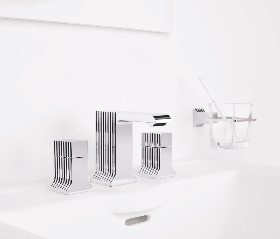 Die Essence E Armatur von Grohe bietet viel Technik in einer breiten Armatur (oben), während der breite architektonische Sockel von Rubinetterie Stella einen lang anhaltenden klassischen Stil hat (unten)