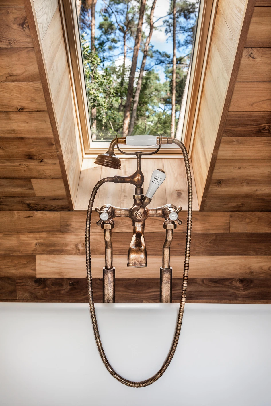 Die Vintage-Armaturen von Kenny & Mason im Schloss Veulen (oben) und die schmelzende Discovery-Kollektion (Mitte) sowie die Holzgriff-Serie 1935 Wood von rvb (unten). Foto: Claude Smekens (oben)