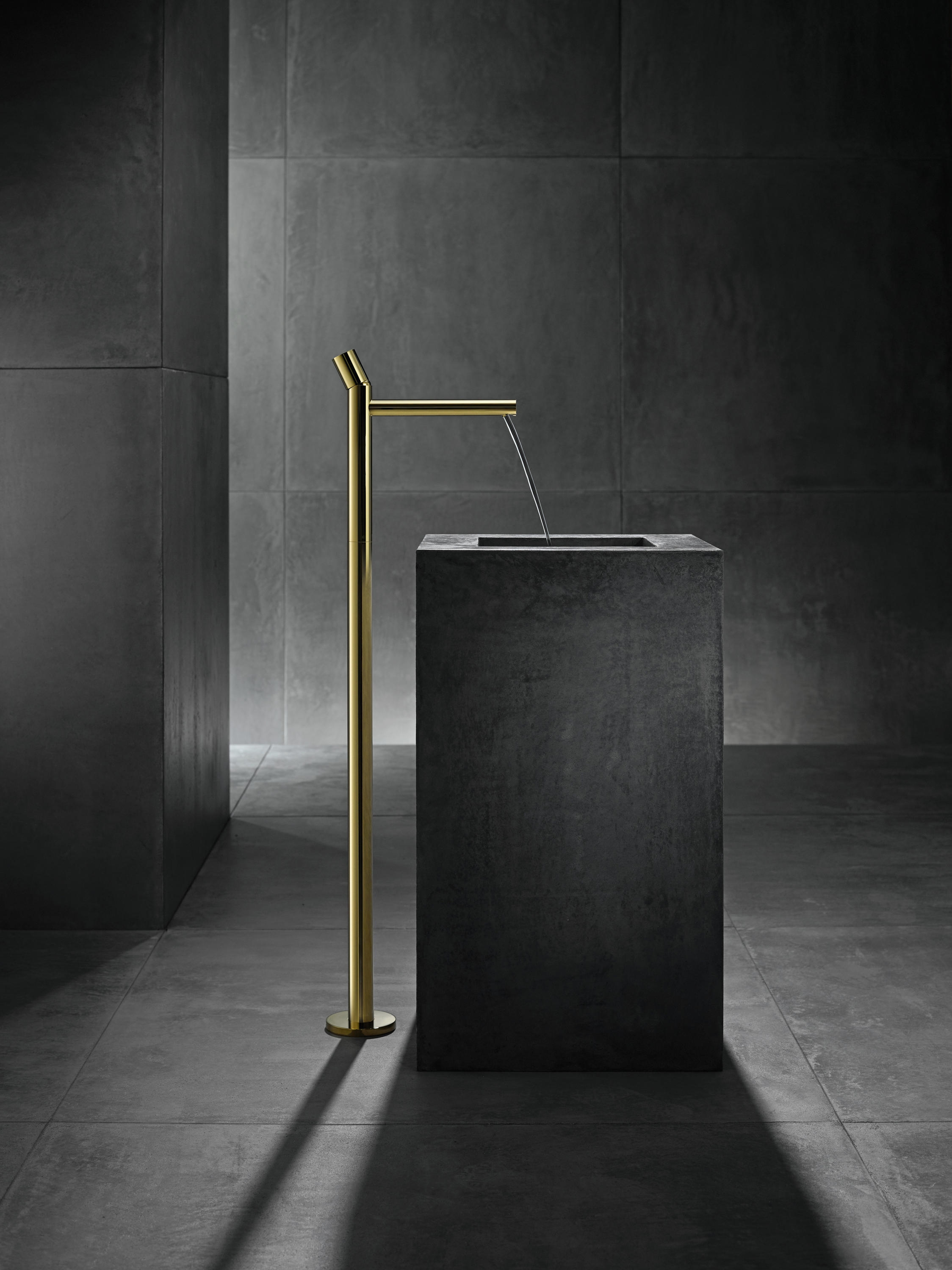 The long-armed, gravity-assisted washbasin tap at Masquespacio’s Living Bakkali restaurant (top) and Axor’s long-standing mixer, perfect for central fixtures (bottom). Photo: Sebastian Erras (top)