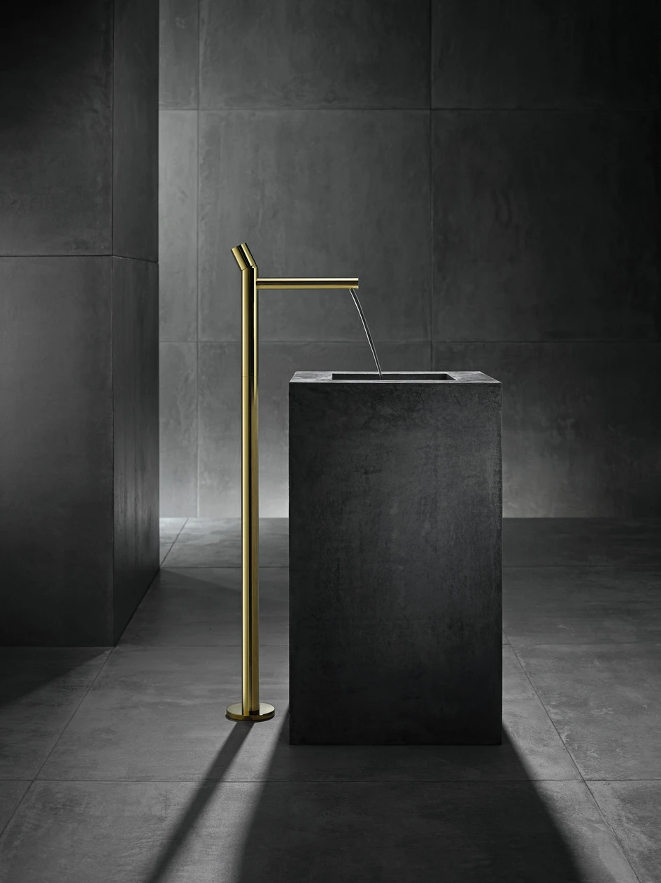 Die langarmige, durch die Schwerkraft unterstützte Waschtischarmatur im Restaurant Living Bakkali von Masquespacio (oben) und die langlebige Armatur von Axor, die perfekt für zentrale Armaturen geeignet ist (unten). Foto: Sebastian Erras (oben)