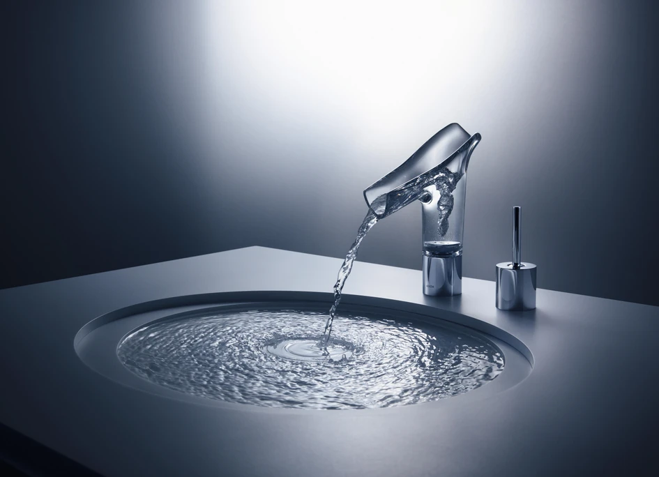 Die Armatur Massaud von Axor zelebriert die Natur des Wassers, indem sie seinen natürlichen Fluss visualisiert. Sie hat einen breiten Wasserfallauslauf (oben), während Starck zeigt, wie sich das Wasser wie in einem felsigen Bach windet und dreht (unten)