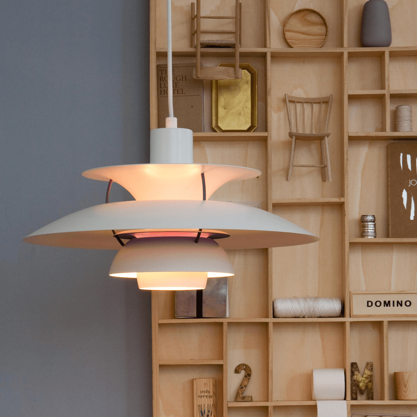 Lire l’histoire Louis Poulsen PH5 pendant lamp: the history of the three-shade light
