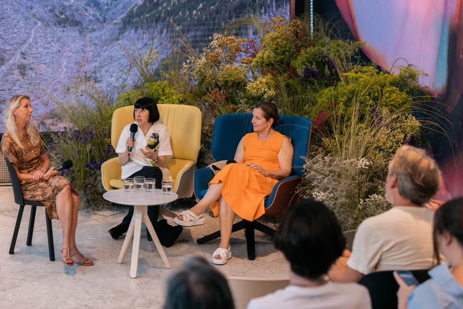 Paola Antonelli and Alice Rawsthorn sit on Patricia Urquiola’s Nuez Bio chairs while discussing their book ‘Design Emergency’ with Designboom editor-in-chief Birgit Lohmann. Photo: ©José Salto FELICES Agency