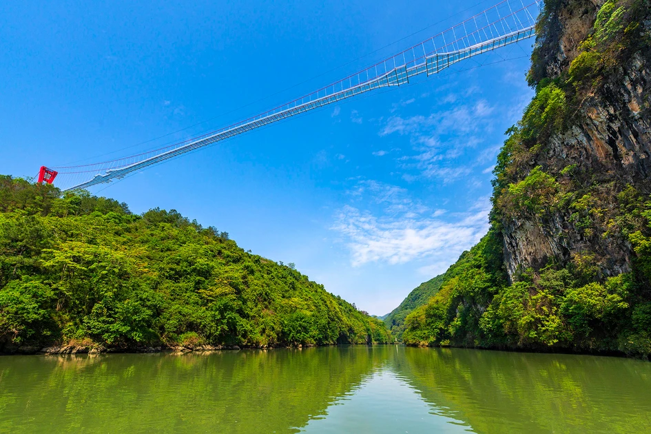 The 526m-long glass bridge (top) surface was 4.5cm-thick laminated glass with 99% transparency (middle), for visitors to take in the 200m drop. Photos: Lianzhou Qingtian Tourism Development Co. Ltd