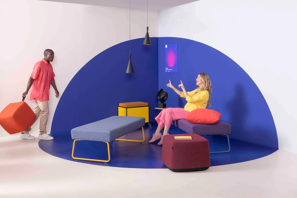 The courage to use strong colours at home as well as in the office: the self-confident Allora Poufs and Reefs flex series in monochrome tones. Reefs flex's frames also set clear accents in bright yellow