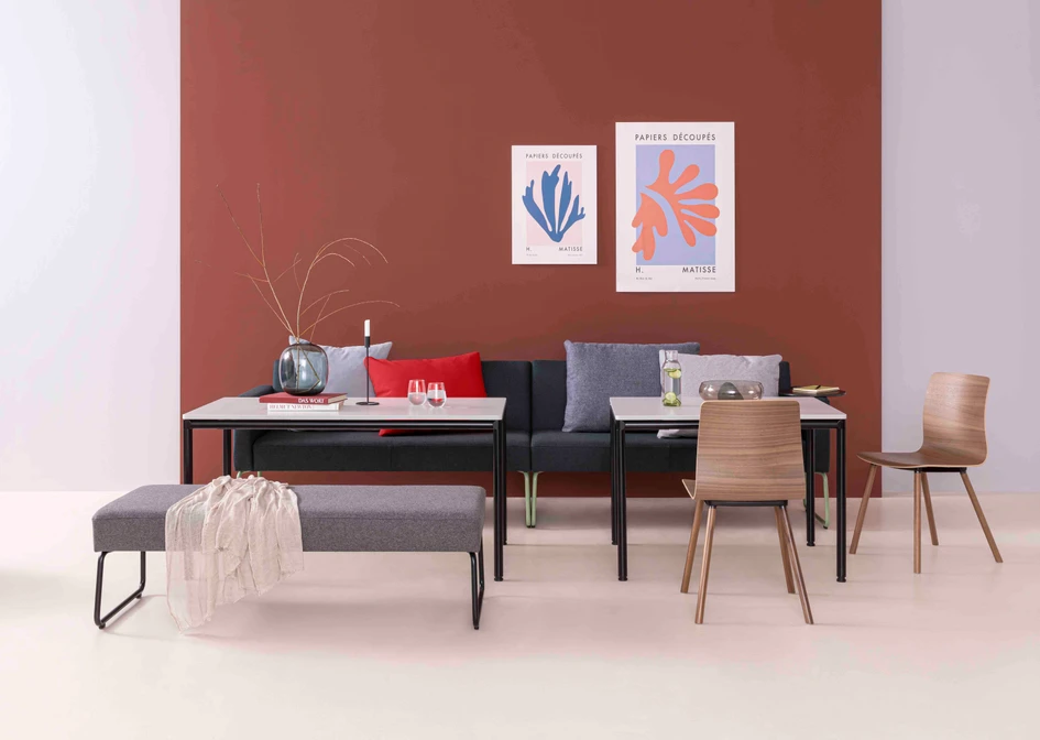 Those who like things more subdued can also opt for more muted shades. The homely design of the Reefs flex series means it can be used just as easily in private settings as in the office