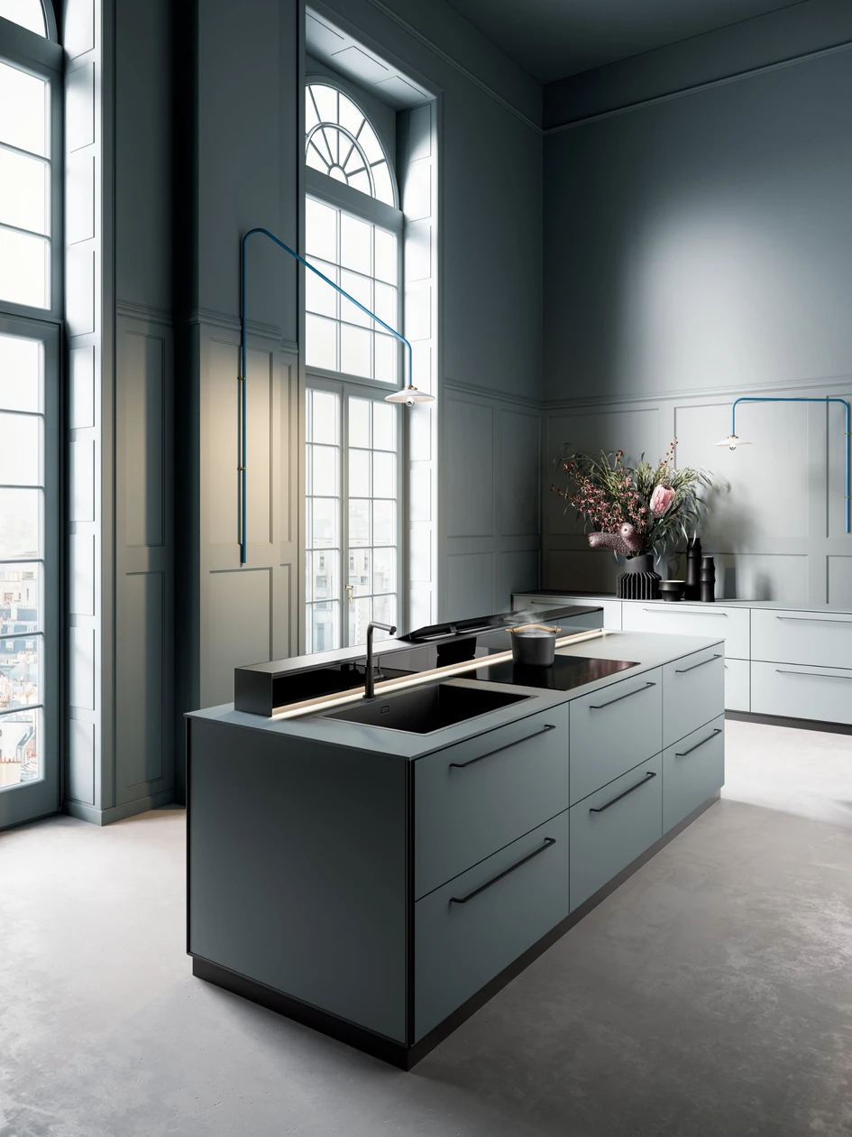 Der Lumen 175 von Falmec aus der Silence NRS (Noise Reduction System)-Kollektion erzeugt bis zu 86 % weniger Lärm, während der Monolith aus der Elements-Kollektion Aufbewahrung und Luftabsaugung in einem eleganten Gerät vereint