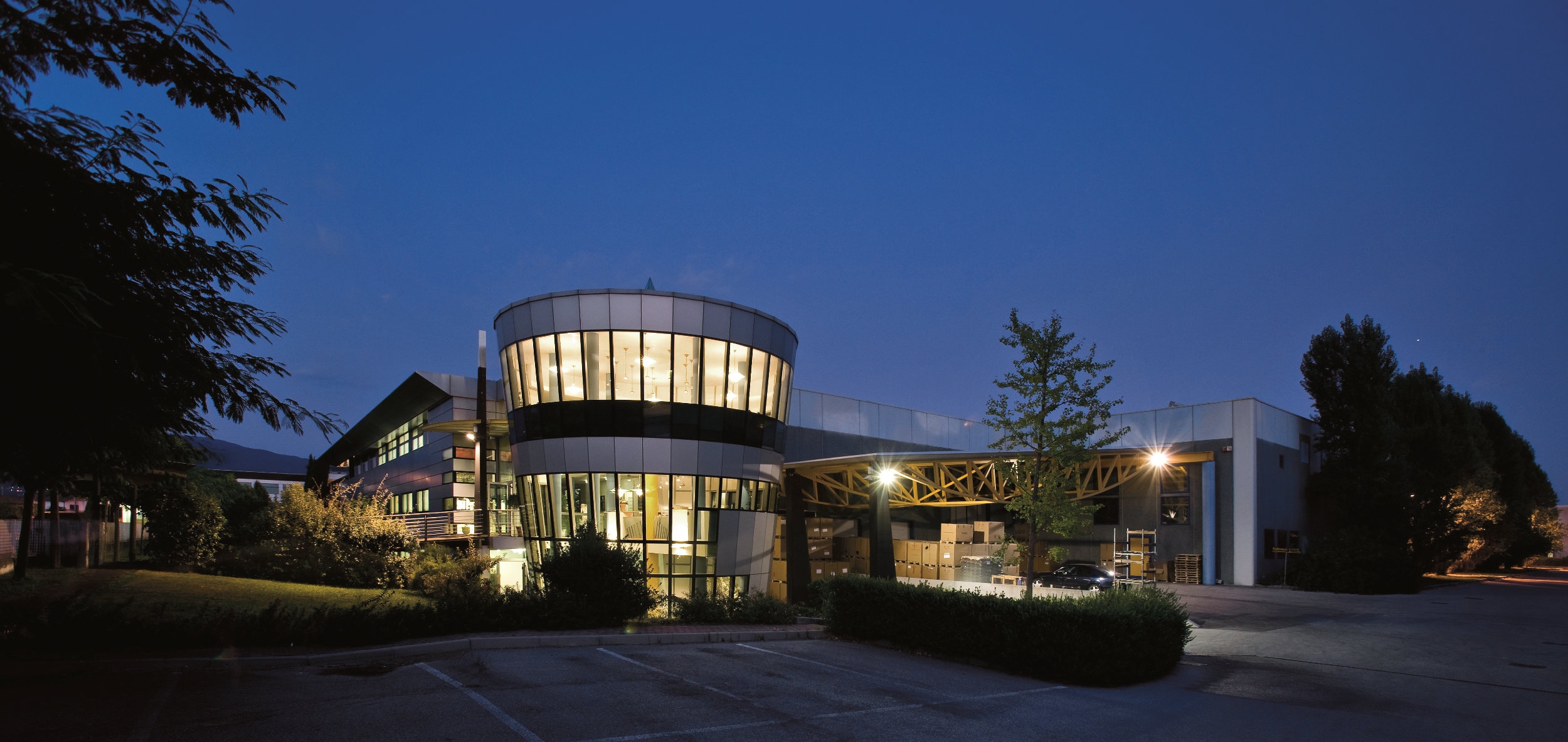 Based in Italy's manufacturing heartland, Falmec draws on expert manufacturing, the latest technology and the best in design to produce 130,000 innovative kitchen extractor hoods and other items each year