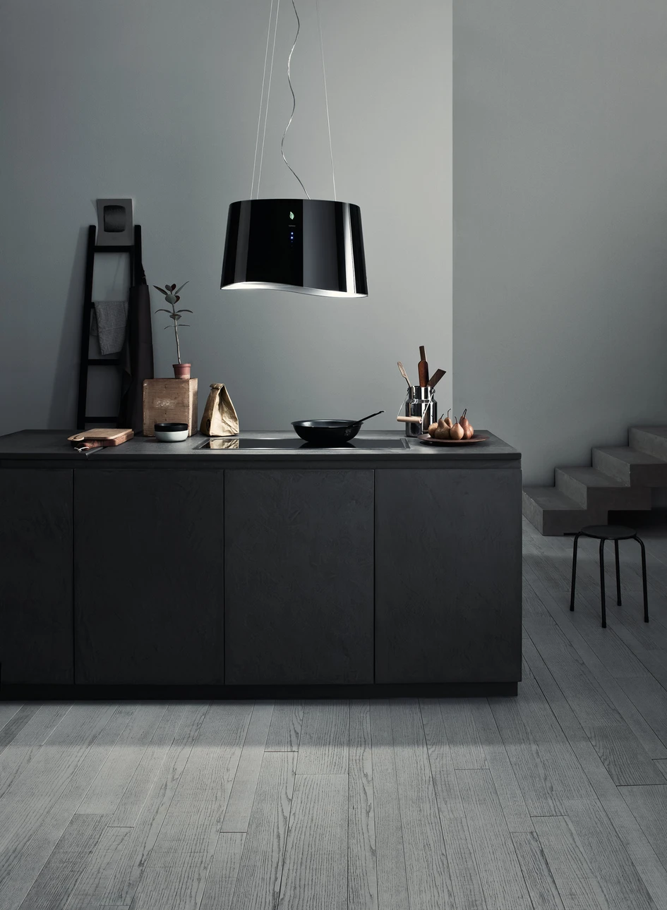 Mit Mare mit E.ion-Technologie stellte Falmec eine Reihe eleganter Pendelleuchten vor, die Geruchspartikel ionisieren und so für frischere und hygienischere Küchen sorgen