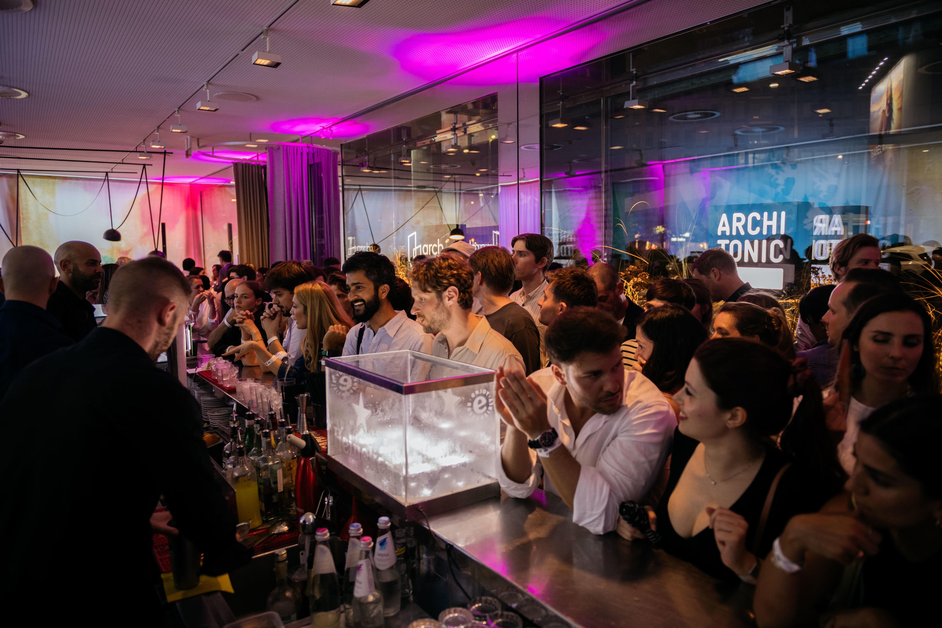 Auf der diesjährigen Mailänder Designwoche im Juni ging es heiss her. Die erste DAAily bar von Designboom, Architonic und ArchDaily wurde zu einem der Hotspots der Stadt ...