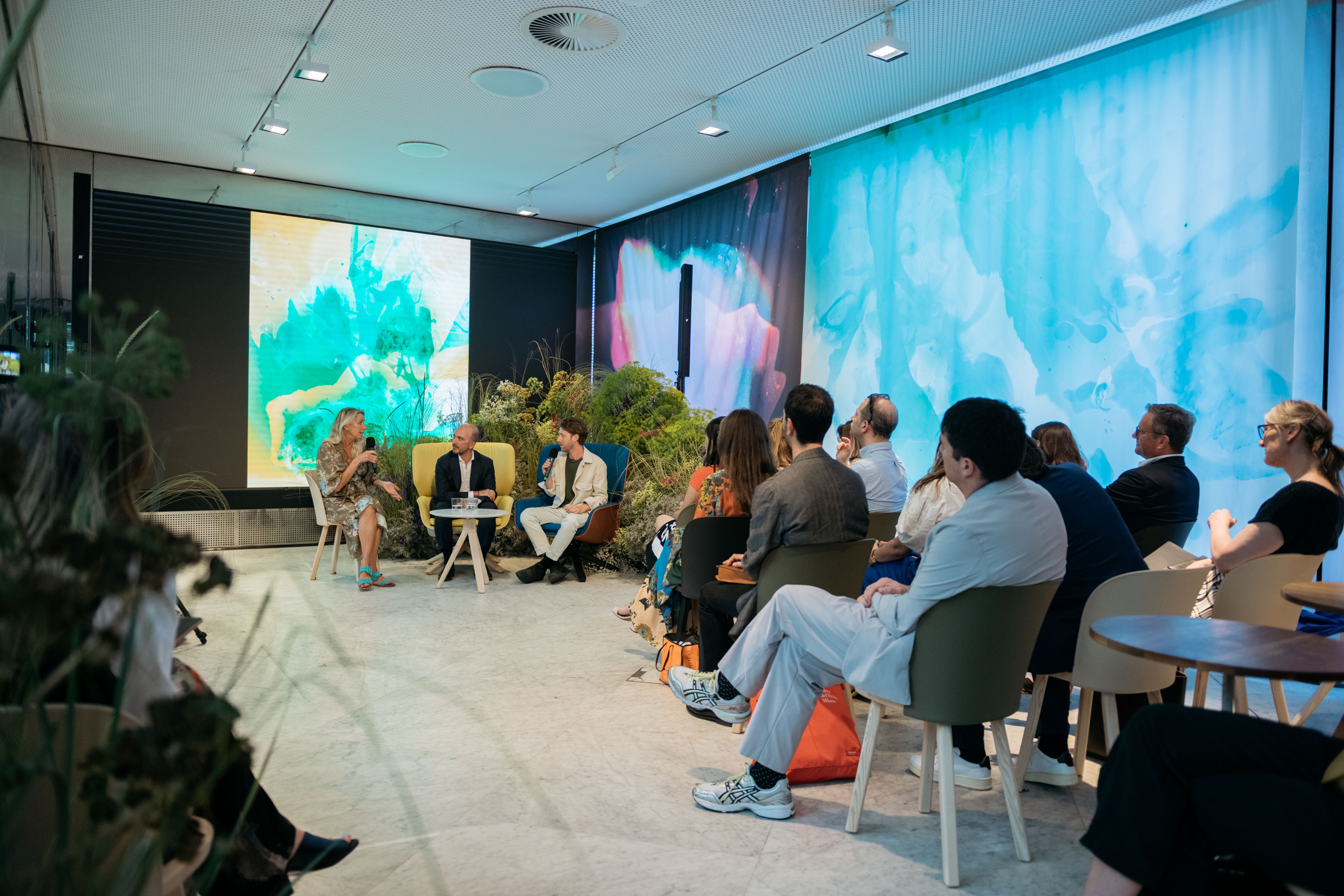 Patricia Urquiola (oben), Stefan Diez – über seinen mudra Stuhl (Mitte) – und Douglas Mandry (unten) sprachen bei den DAAily bar Live Talks. Foto: ©José Salto Agentur FELICES (unten)
