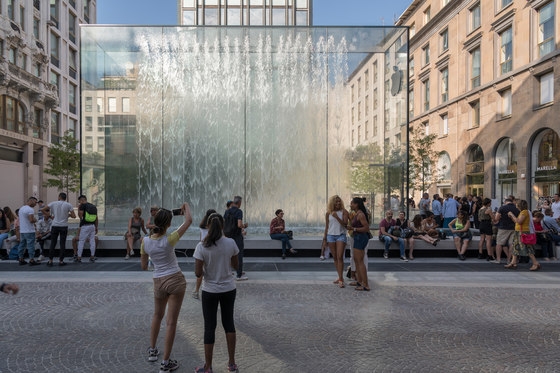 A 26-foot high glass box parts the fountains of Liberty Piazza in Milan, allowing shoppers to enter the square’s underground Apple store, without getting wet. Photo: Nigel Young / Foster+Partners
