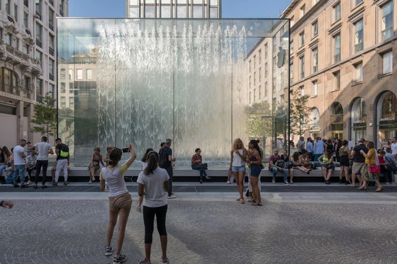 A 26-foot high glass box parts the fountains of Liberty Piazza in Milan, allowing shoppers to enter the square’s underground Apple store, without getting wet. Photo: Nigel Young / Foster+Partners