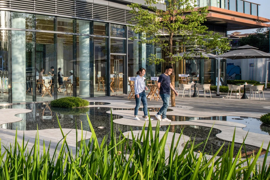 Hyperlane combines social stepped seating (top), cooling and playful water features (middle) and a tricky non-linear walking route (bottom), encouraging walkers to connect with nature. Photos: Bing Lu