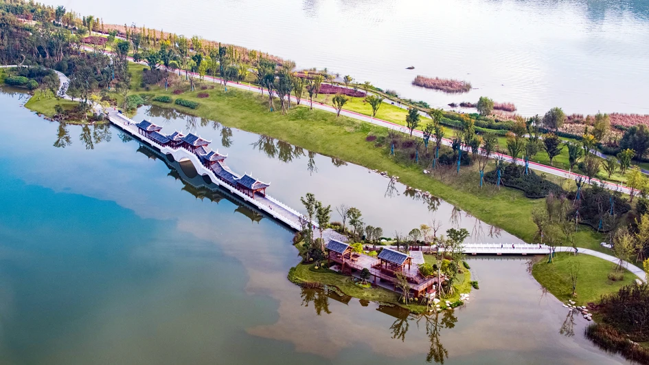 Yujidao Park preserves Nanchong’s natural wetlands, welcoming the public with bridges and paths connecting modern and traditional architecture. Photos: Shining Laboratory (top, bottom), He Shu (middle)