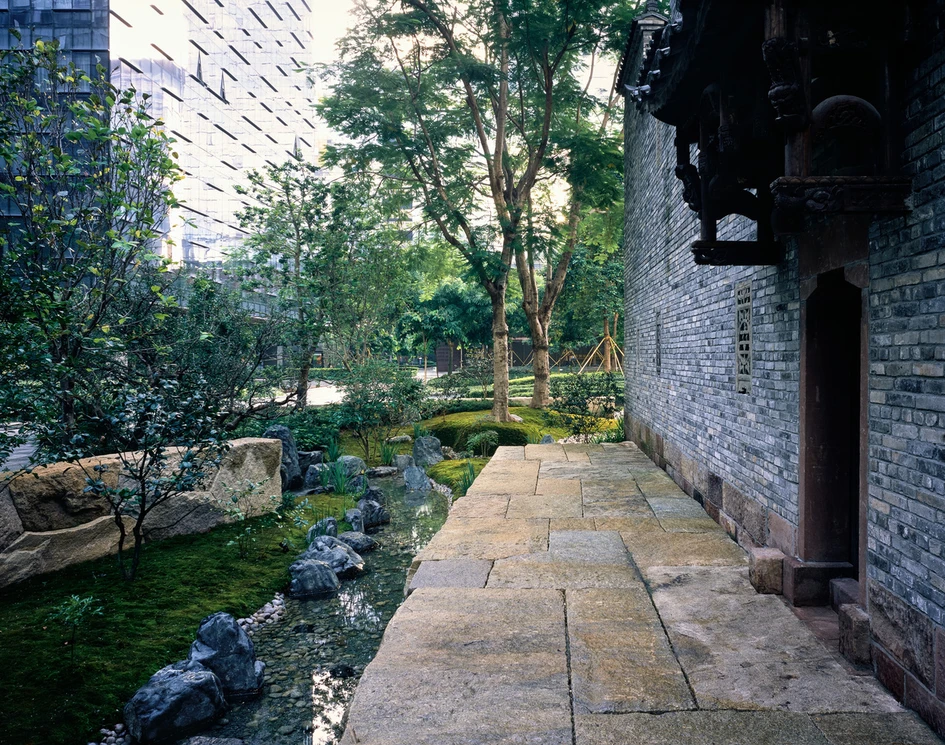 Moving 300-year-old Dai Fu Di into an urban plaza, helpfully connects urbanites to nature, history and culture, without leaving the city walls. Photos: Hao Chen