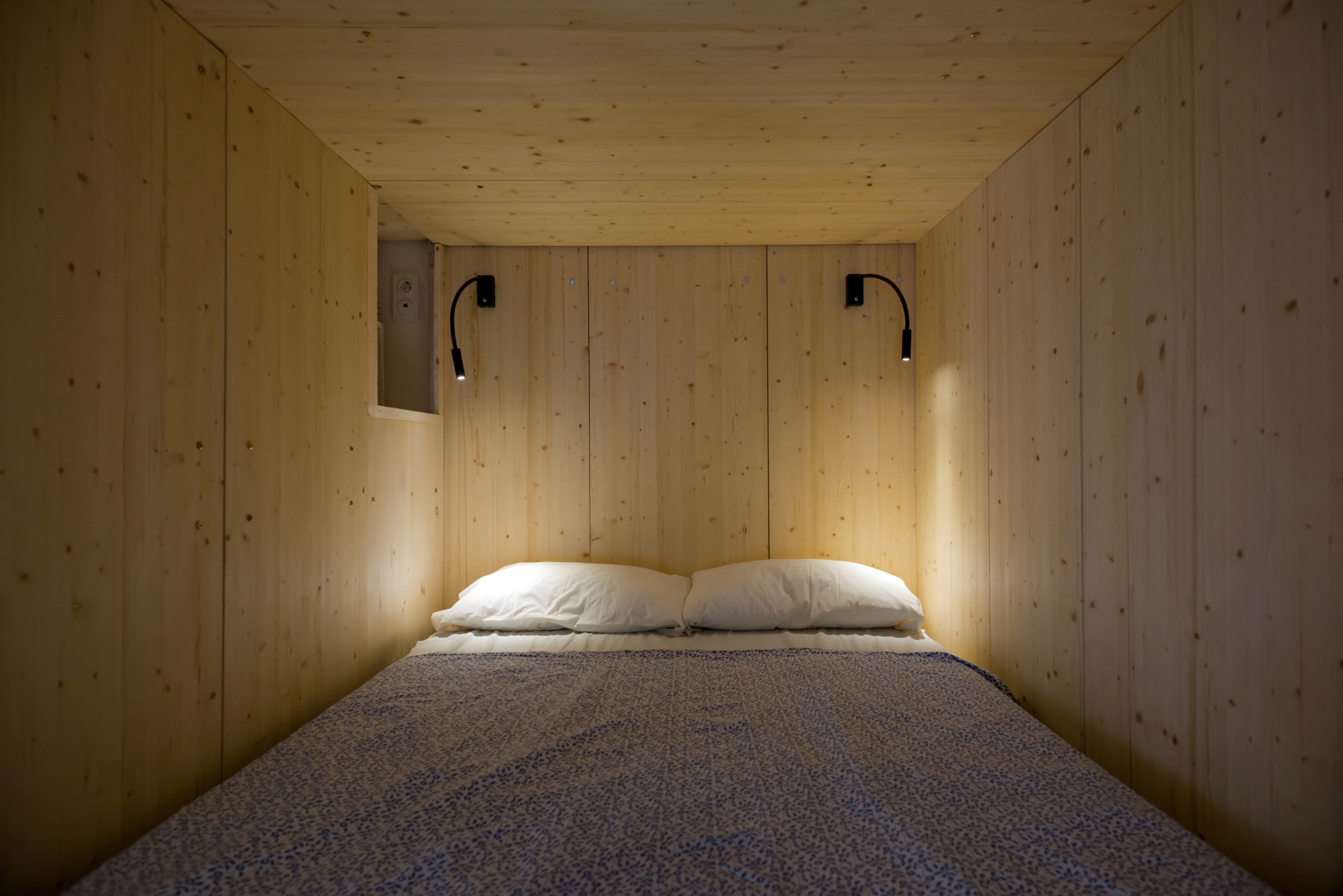 Das schlanke Kopfteil/Regal des Groove-Betts von Caccaro (oben), die fehlenden CRAFTWAND-Blöcke, die ein Kopfteil mit Regalen bilden (Mitte), und der Kubus von Flat 35 m2 mit geborgtem Stauraum (unten). Foto: Ilya Ivanov (unten)