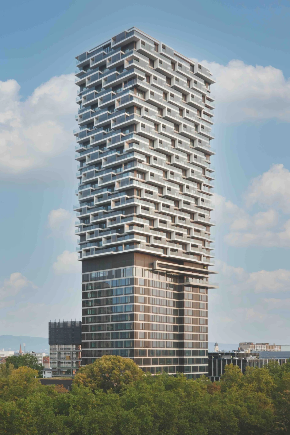 The 140 m-high hybrid building ‘One Forty West’ is located in Frankfurt's Senckenberg Quarter and makes use of MHZ’s ‘s_enro’ external sun protection system