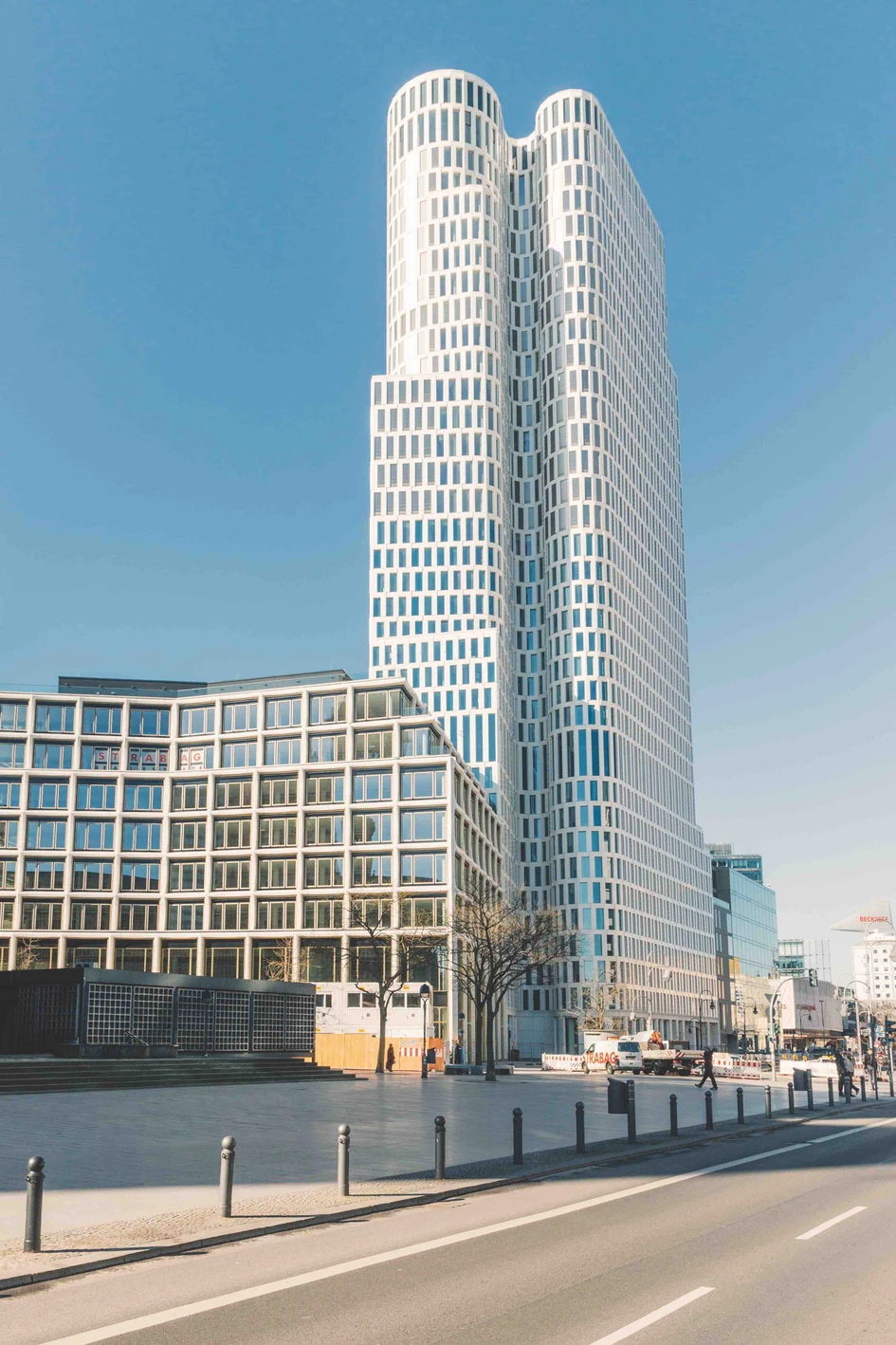 With its 33 storeys, the building is one of the tallest in Berlin. At a height of almost 110 m, the Skybar One Lounge offers a breathtaking view – even when the sunshade is lowered