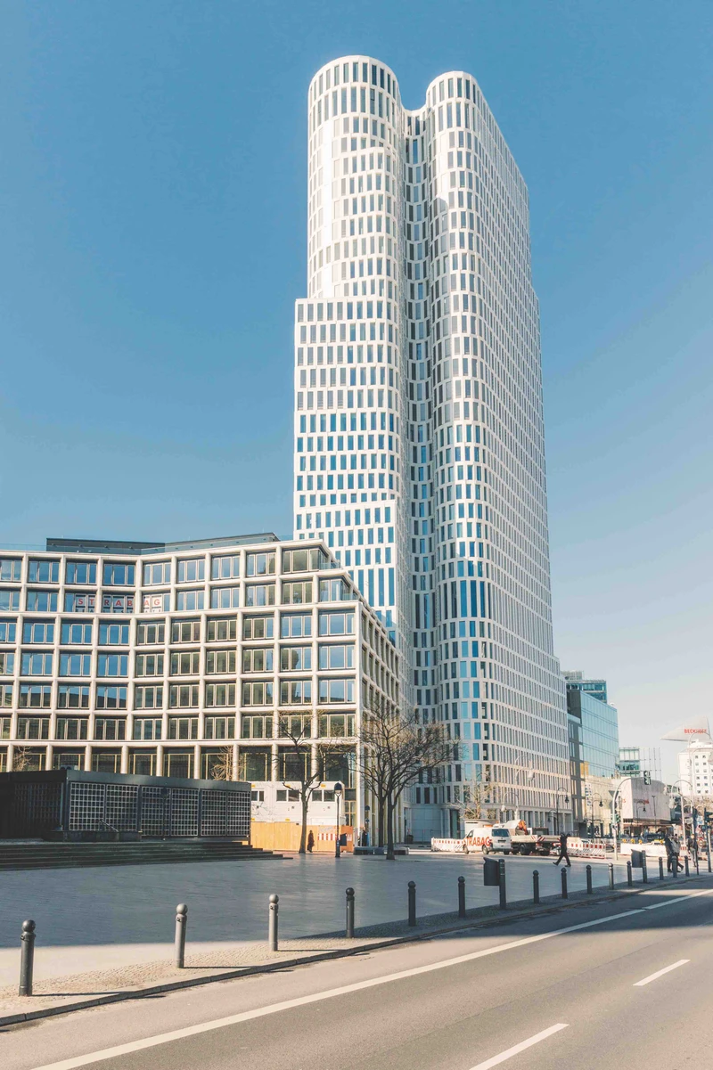 Mit seinen 33 Stockwerken zählt das Gebäude zu den höchsten in Berlin. In knapp 110 Metern Höhe ist die Skybar One Lounge untergebracht, von der aus man – auch bei heruntergefahrenem Sonnenschutz – einen atemberaubenden Blick hat