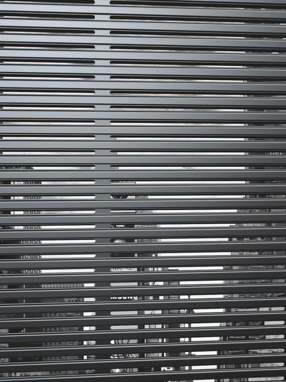 Sustainable sun protection (top): ‘s_enro’ is made of recyclable material. The rollable metal blinds (bottom) impresses with its filigree design and fulfils the requirements for wind-stable and efficient sun protection