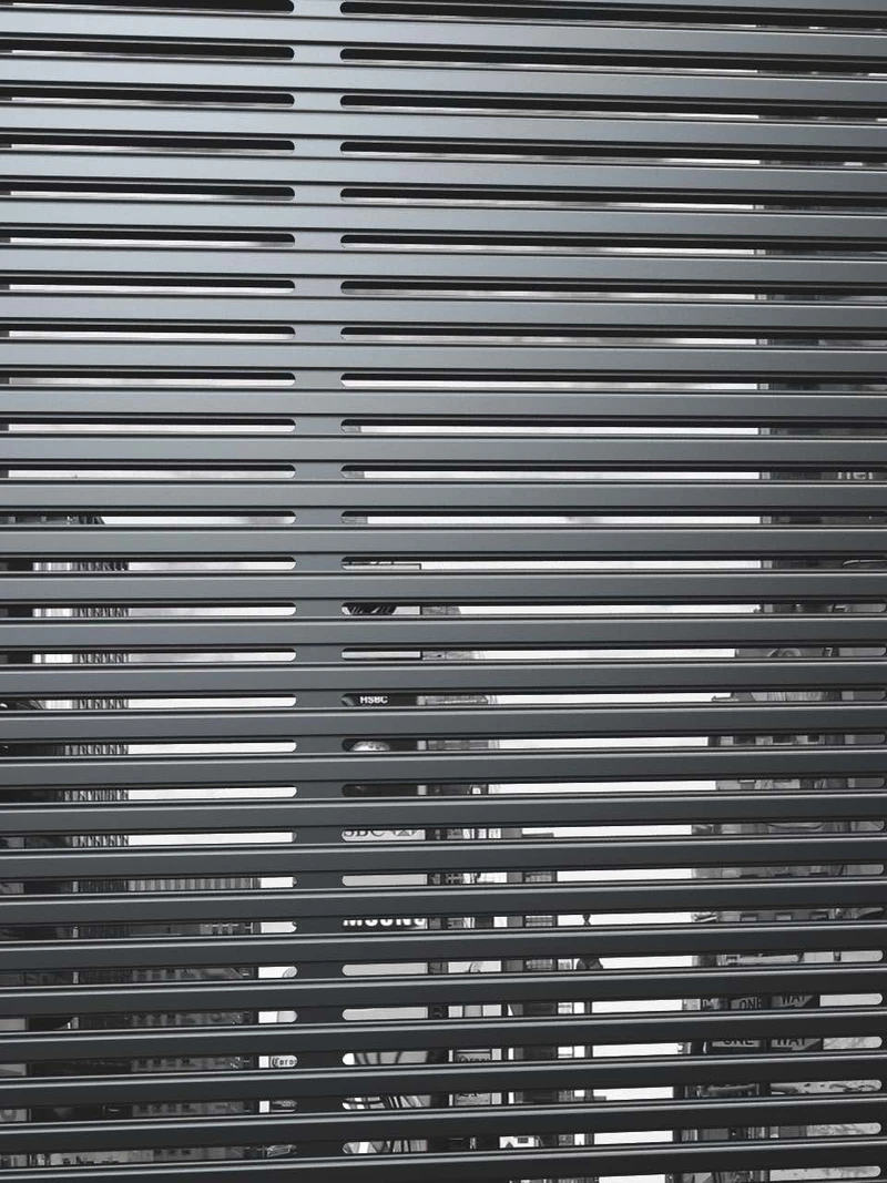 Oben: Nachhaltiger Sonnenschutz: „s_enro“ besteht aus recyclingfähigem Material. Darunter: Der rollbare Metallbehang überzeugt durch seine filigrane Bauweise und erfüllt die Anforderungen an einen windstabilen und effizienten Sonnenschutz