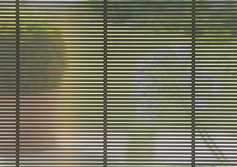 Due to its high transparency, ‘s_enn’ maintains visual contact with the outside world (top) – just like other MHZ products, it guarantees both: sun protection and clear views