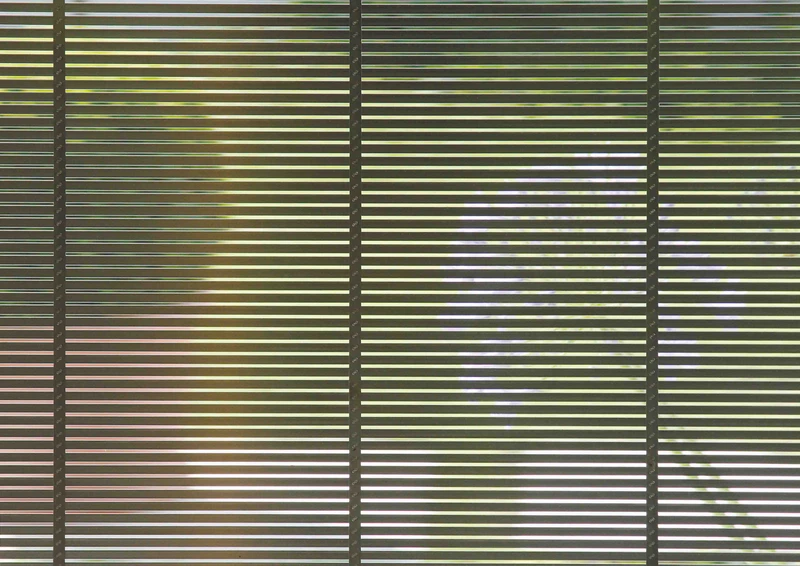 Oben: Durch seine hohe Transparenz bleibt mit „s_enn“ der Sichtkontakt zur Aussenwelt erhalten. Darunter: MHZ-Produkte gewährleisten beides: Sonnenschutz und Durchsicht nach aussen