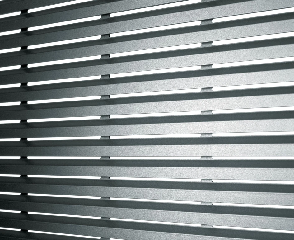 Timelessly simple and filigree – sun protection that matches modern architecture. The ‘s_onro’ aluminium curtain (middle) functions according to the roller shutter principle, with staggered slats creating an attractive effect both inside and out (bottom)