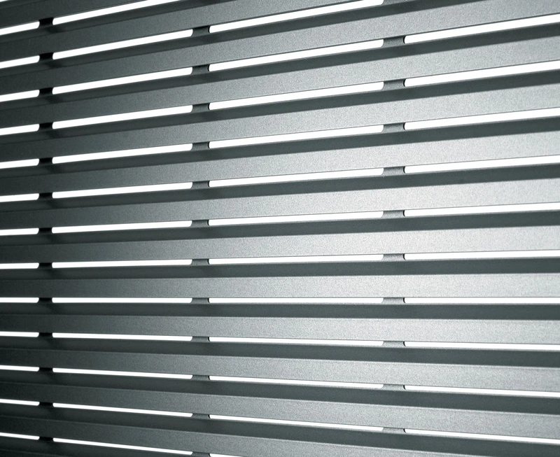 Oben: Zeitlos schlicht und filigran – Sonnenschutz, der zu moderner Architektur passt. Mitte: Der Aluminium-Behang „s_onro“ funktioniert nach dem Rollladen-Prinzip. Unten: gestaffelte Lamellen schaffen innen wie aussen einen reizvollen Effekt