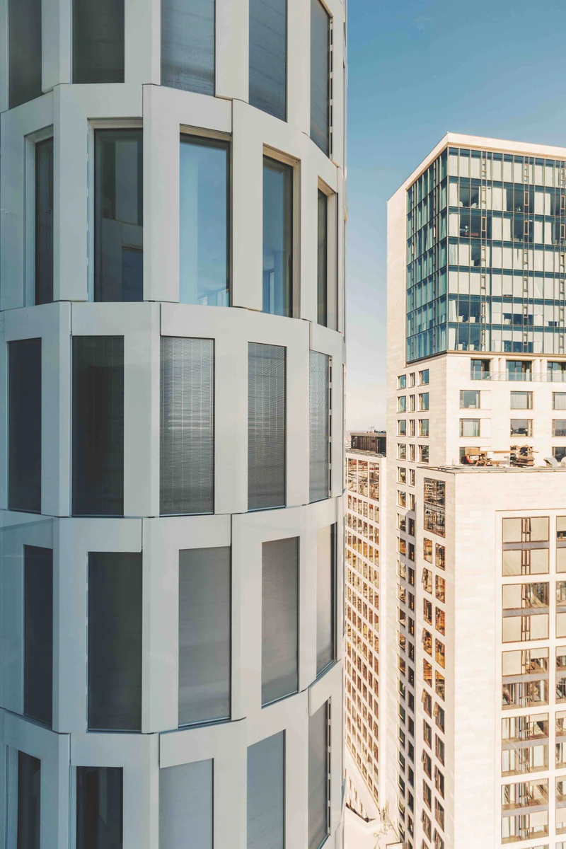 Close-up der Fassade des Upper West Berlin: Man versteht sofort, wie das MHZ-System „s_enn“ den architektonischen Entwurf durch sein zurückhaltendes Design ästhetisch ergänzt
