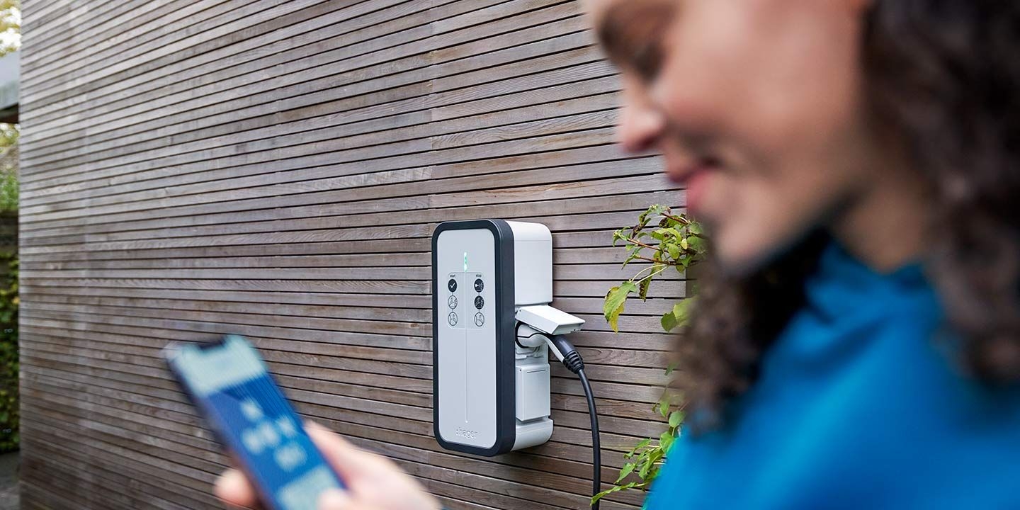 Hager's 'witty' charging station offers a simple introduction to electric mobility. It is suitable for detached and semi-detached houses and is supplied with energy via the building's own power grid